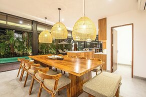 Elegant 6BR Canggu Villa, Jacuzzi, AC,