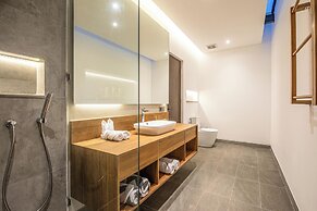 Elegant 6BR Canggu Villa, Jacuzzi, AC,