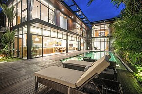 Elegant 6BR Canggu Villa, Jacuzzi, AC,