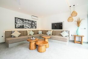 Elegant 6BR Canggu Villa, Jacuzzi, AC,