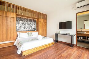 Elegant 6BR Canggu Villa, Jacuzzi, AC,