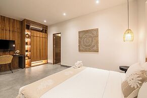 Elegant 6BR Canggu Villa, Jacuzzi, AC,
