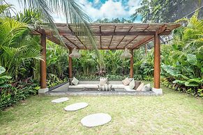 Elegant 6BR Canggu Villa, Jacuzzi, AC,
