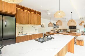 Elegant 6BR Canggu Villa, Jacuzzi, AC,
