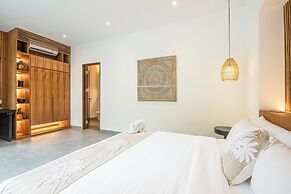 Elegant 6BR Canggu Villa, Jacuzzi, AC,