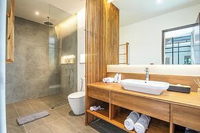 Elegant 6BR Canggu Villa, Jacuzzi, AC,