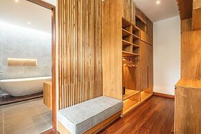 Elegant 6BR Canggu Villa, Jacuzzi, AC,