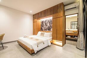 Elegant 6BR Canggu Villa, Jacuzzi, AC,