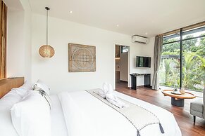Elegant 6BR Canggu Villa, Jacuzzi, AC,