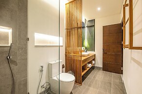 Elegant 6BR Canggu Villa, Jacuzzi, AC,