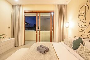 Chic Villa Living, Hidden in the Calm