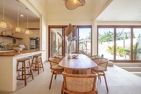 Chic Villa Living, Hidden in the Calm