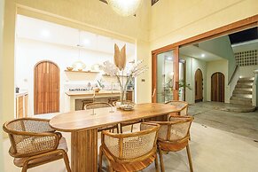 Chic Villa Living, Hidden in the Calm