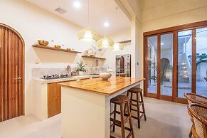 Chic Villa Living, Hidden in the Calm