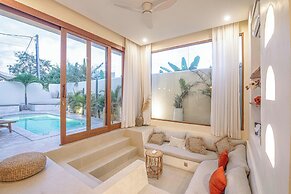 Chic Villa Living, Hidden in the Calm