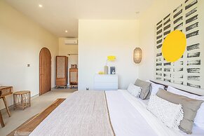 Chic Villa Living, Hidden in the Calm