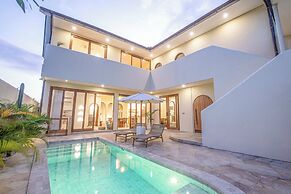 Chic Villa Living, Hidden in the Calm