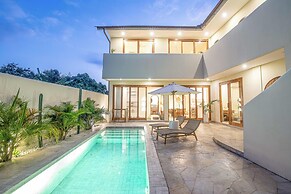 Chic Villa Living, Hidden in the Calm