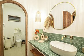 Chic Villa Living, Hidden in the Calm