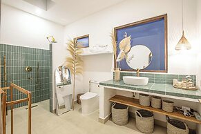 Chic Villa Living, Hidden in the Calm