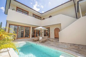 Chic Villa Living, Hidden in the Calm