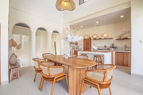 Chic Villa Living, Hidden in the Calm