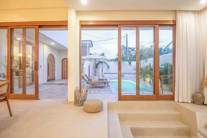Chic Villa Living, Hidden in the Calm