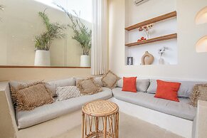 Chic Villa Living, Hidden in the Calm