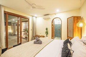 Chic Villa Living, Hidden in the Calm