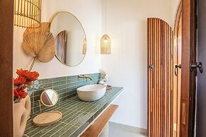 Chic Villa Living, Hidden in the Calm