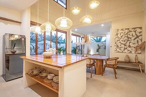 Chic Villa Living, Hidden in the Calm