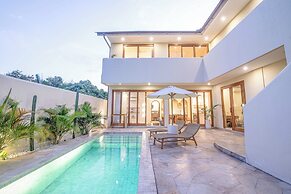 Chic Villa Living, Hidden in the Calm