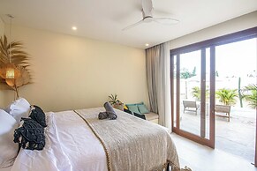 Chic Villa Living, Hidden in the Calm