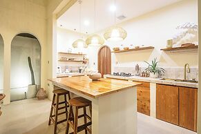 Chic Villa Living, Hidden in the Calm