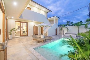 Chic Villa Living, Hidden in the Calm
