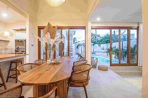 Chic Villa Living, Hidden in the Calm