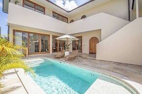 Chic Villa Living, Hidden in the Calm