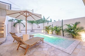 Chic Villa Living, Hidden in the Calm