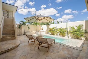 Chic Villa Living, Hidden in the Calm