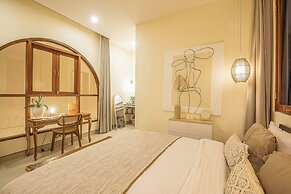 Chic Villa Living, Hidden in the Calm