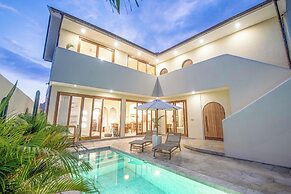 Chic Villa Living, Hidden in the Calm