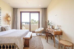Chic Villa Living, Hidden in the Calm