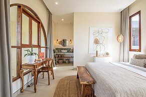 Chic Villa Living, Hidden in the Calm