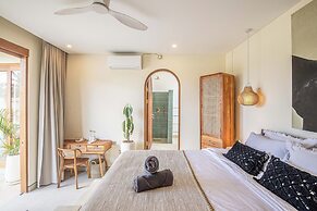 Chic Villa Living, Hidden in the Calm