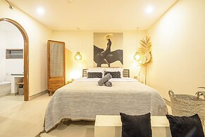 Chic Villa Living, Hidden in the Calm