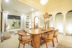 Chic Villa Living, Hidden in the Calm