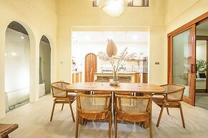 Chic Villa Living, Hidden in the Calm