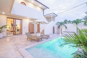 Chic Villa Living, Hidden in the Calm