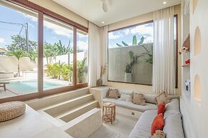 Chic Villa Living, Hidden in the Calm