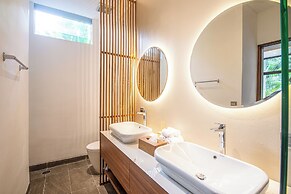Exquisite 5BR Modern Villa 400m From the Ocean